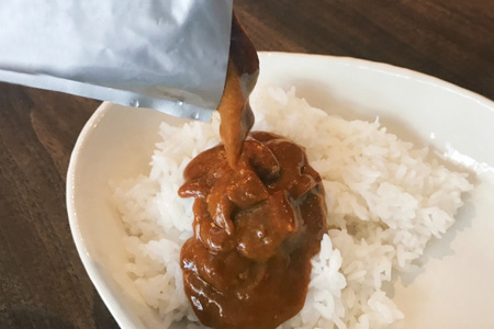 レトルトカレーをご飯にかける