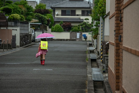 薄暗い道を一人で下校する女児